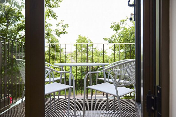 2 Bedroom Flat To Rent In Station Road, London, SW19