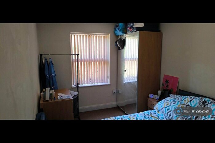 3 Bedroom Flat To Rent In Woodsley Road, Leeds, LS2