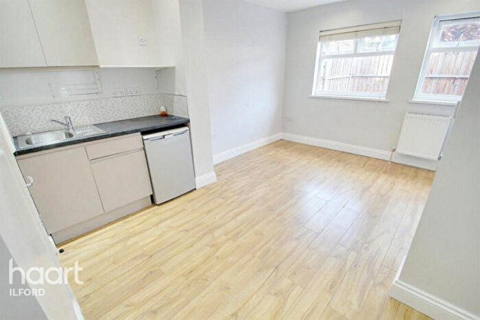 Studio To Rent In Holland Park Avenue, Ilford, IG3