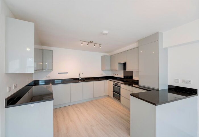 1 Bedroom Flat To Rent In High Street, Horley, RH6