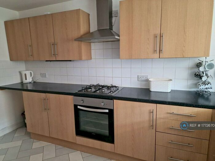 3 Bedroom Maisonette To Rent In Ailsa House, Salford, M6