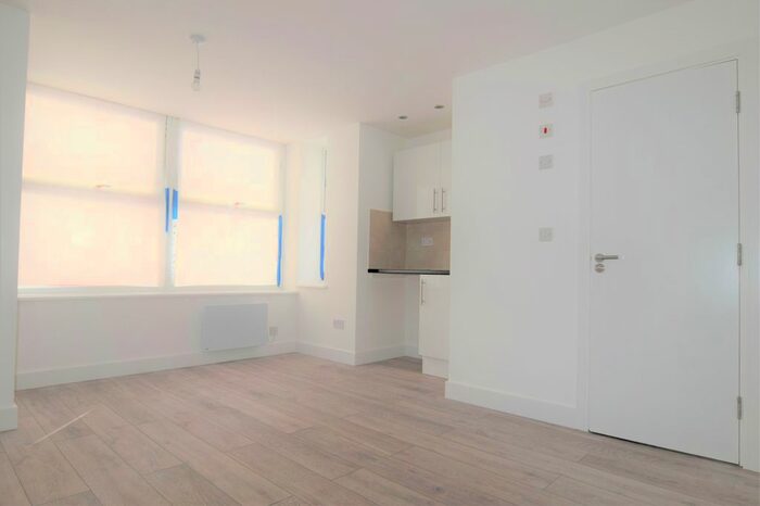 2 Bedroom Flat To Rent In Main Road, Chelmsford, Broomfield, CM1