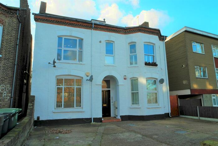 2 Bedroom Flat To Rent In Burnt Ash Hill, London SE12