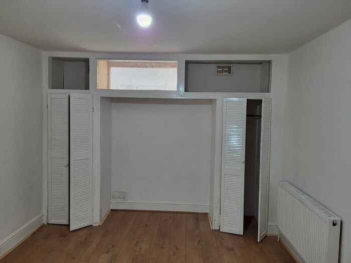 5 Bedroom Semi-Detached House To Rent In Gledwood Crescent, Hayes, UB4