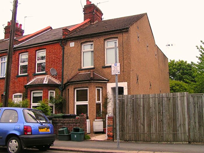 1 Bedroom Flat To Rent In Queens Avenue, Watford, WD18