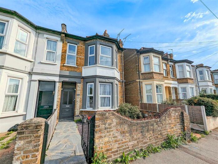 2 Bedroom Flat To Rent In North Road, Westcliff-On-Sea, SS0