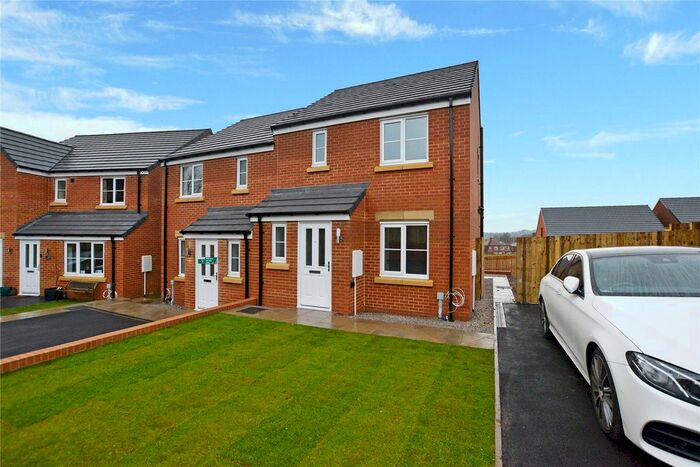 3 Bedroom Semi-Detached House To Rent In Sintering Close, Wakefield, West Yorkshire, WF1