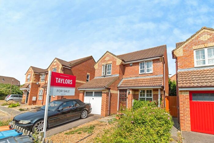 3 Bedroom Detached House For Sale In Wardle Place, Oldbrook, Milton Keynes, Buckinghamshire, MK6