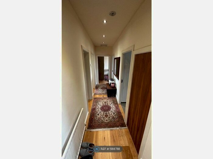 3 Bedroom Flat To Rent In High Road, London, N12
