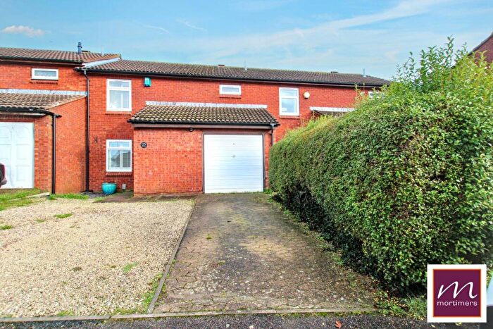 3 Bedroom Terraced House For Sale In Alwin Close, Aylesbury, HP21