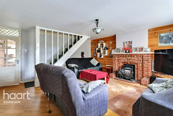 4 Bedroom End Of Terrace House For Sale In Chafford Walk, Rainham, RM13