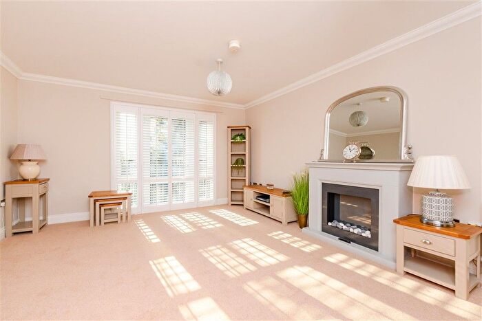 2 Bedroom Flat For Sale In Rowhill Road, Swanley, Kent, BR8