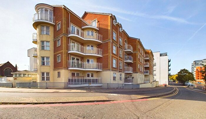 2 Bedroom Flat For Sale In Grantley Heights, Kennet Side, Reading, Berkshire, RG1
