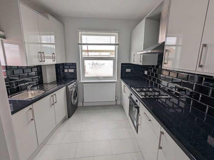 3 Bedroom Flat To Rent In High Road, Willesden, London, NW10