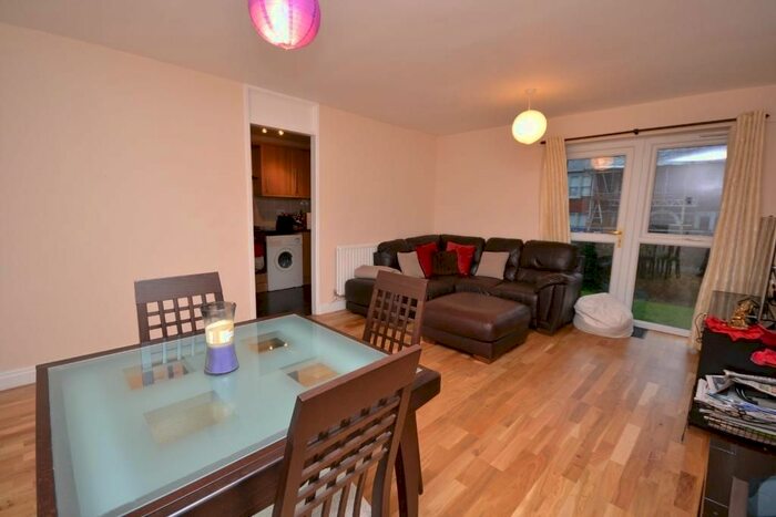 2 Bedroom Flat To Rent In Springfield Close, North Finchley, London, N12