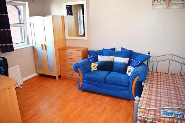 Flat To Rent In Hathersage Road, Manchester, M13