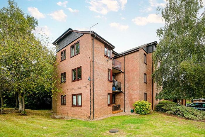2 Bedroom Flat To Rent In Cedar Close, Buckhurst Hill, IG9