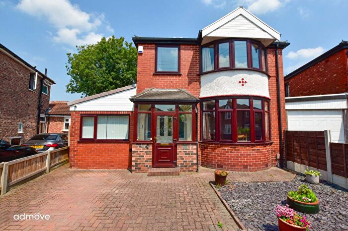 3 Bedroom Detached House For Sale In Woodheys Drive, Sale, M33