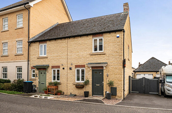 2 Bedroom End Of Terrace House For Sale In Flax Crescent, Carterton, Oxfordshire, OX18