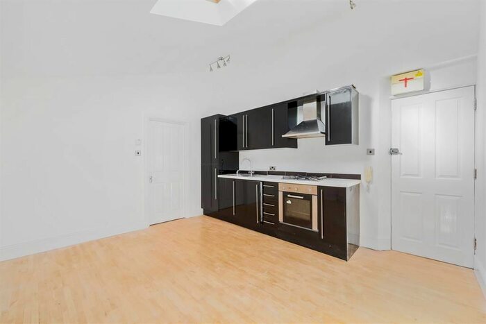 1 Bedroom Flat To Rent In Claremont House, London Road, Redhill, RH1