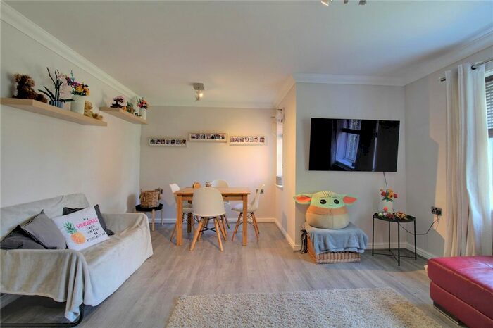 2 Bedroom Flat For Sale In Elvetham Rise, Chineham, Basingstoke, Hampshire, RG24