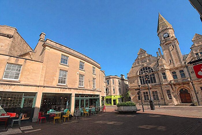 2 Bedroom Apartment For Sale In Silver Street, Trowbridge, BA14