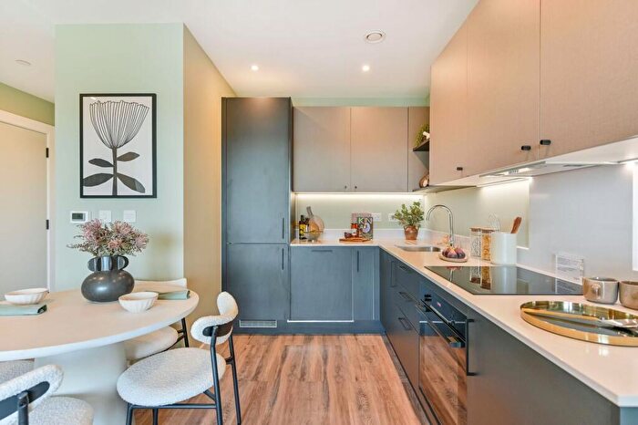 2 Bedroom Flat For Sale In Bankside Gardens, Reading, RG2