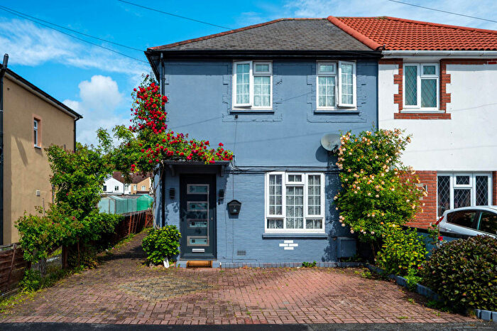 3 Bedroom House For Sale In Courtenay Road, Woking, GU21