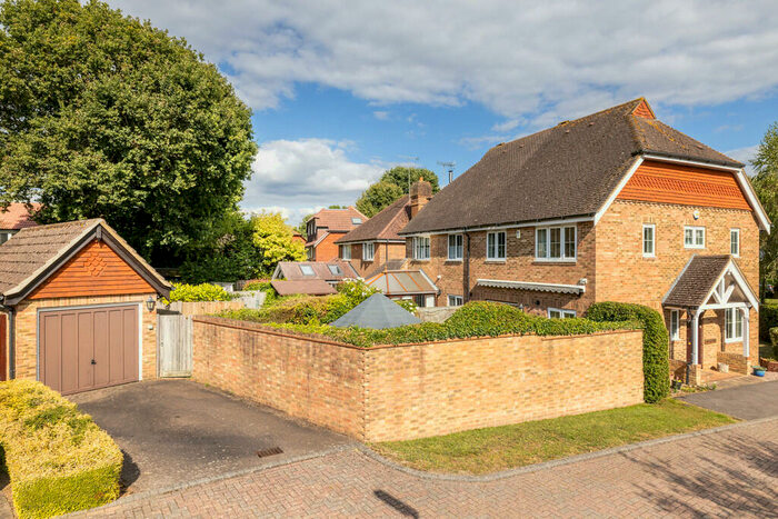 3 Bedroom Semi-Detached House To Rent In Lincolns Mead, RH7