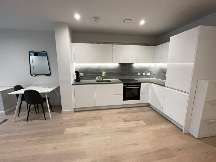 Flat To Rent In John Cabot House, London, Essex, E16