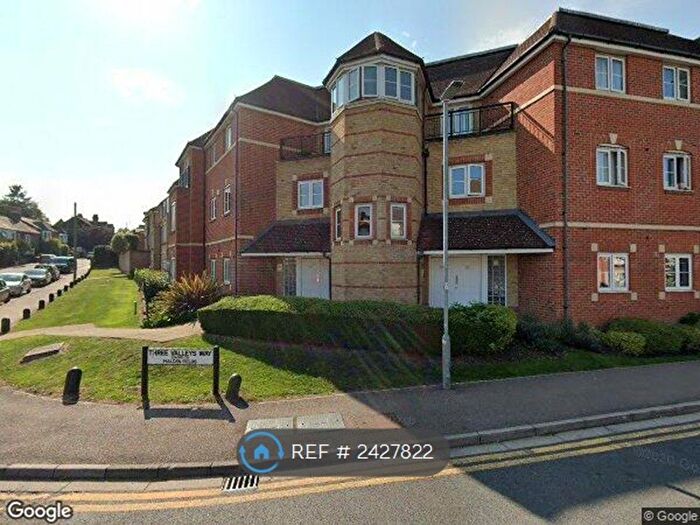 2 Bedroom Flat To Rent In Wellsfield, Bushey, WD23