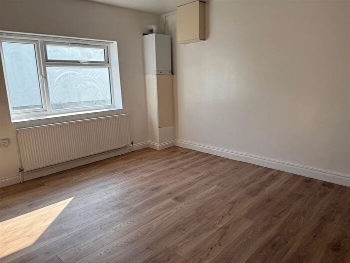 2 Bedroom Flat To Rent In Wood End Lane, Northolt, UB5