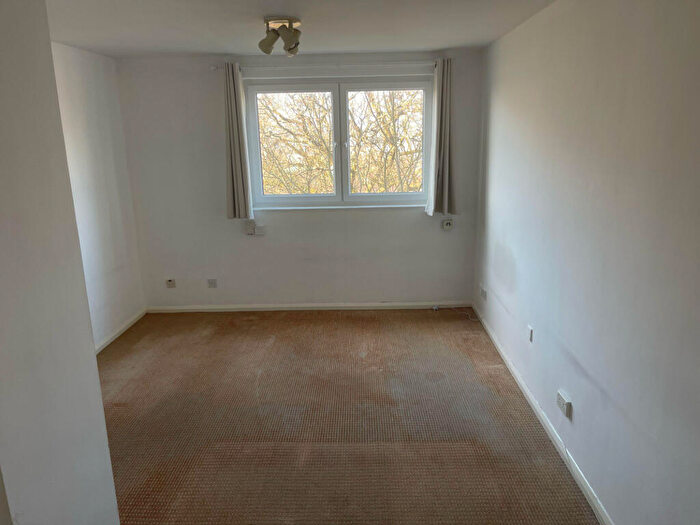 Flat To Rent In Porchester Mead, Kent, BR3