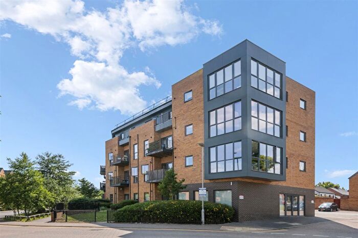 2 Bedroom Flat For Sale In Dyson Drive, Uxbridge, UB10