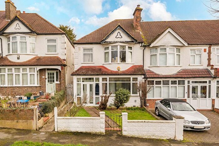 3 Bedroom End Terrace House For Sale In Pollards Hill South, London, SW16