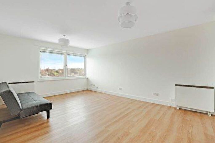3 Bedroom Flat To Rent In Deverill Court, Penge, SE20