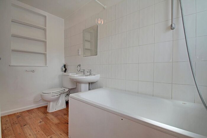 1 Bedroom Flat To Rent In Mulkern Road, Archway, London, N19