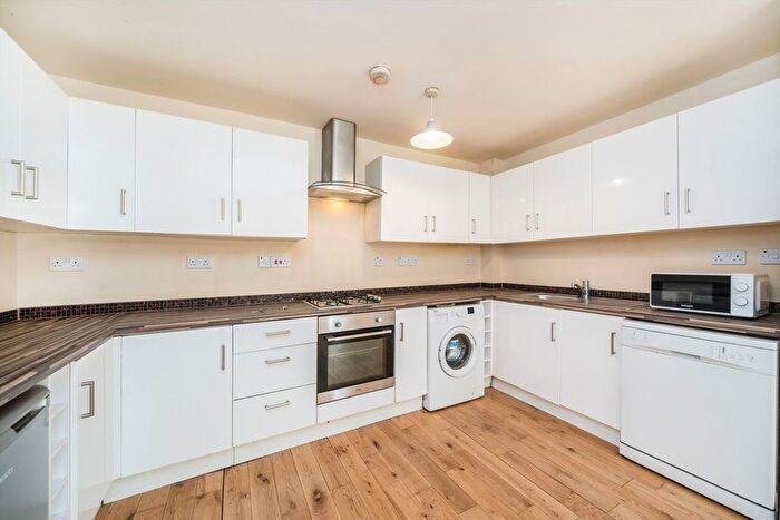 2 Bedroom Flat To Rent In Camberwell Road, London, SE5