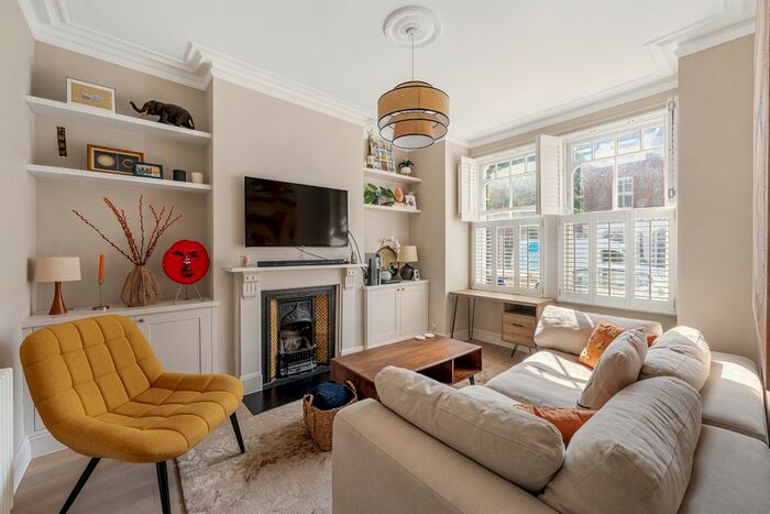 2 Bedroom Flat To Rent In Hambalt Road, London, SW4