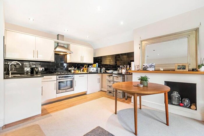 2 Bedroom Flat To Rent In Cavendish Road, Clapham South, London, SW12