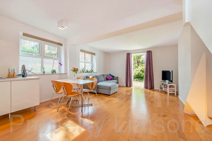 2 Bedroom Flat To Rent In Riverside Mansions, Milk Yard, Wapping, E1W