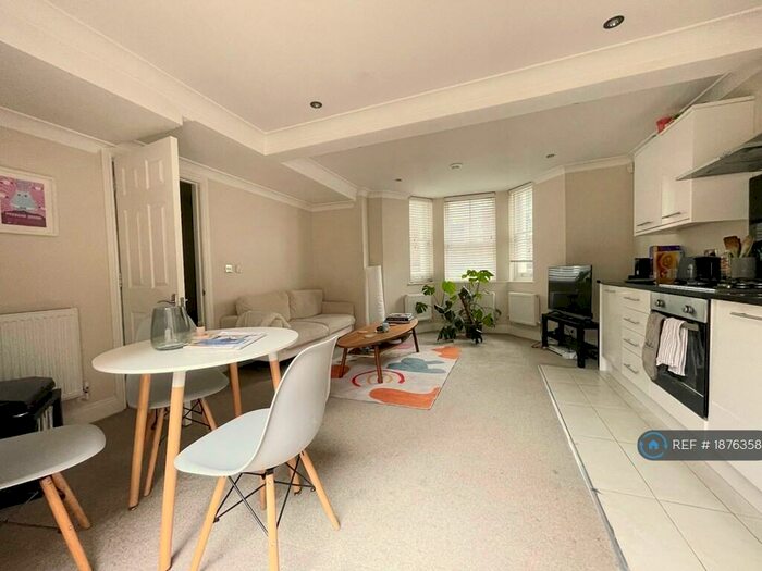 2 Bedroom Flat To Rent In A Luxor Street, London, SE5