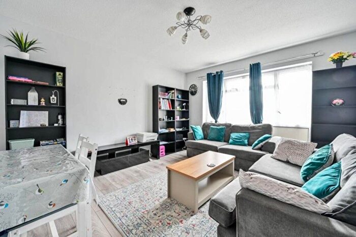 2 Bedroom Flat To Rent In West Byfleet, Surrey, KT14