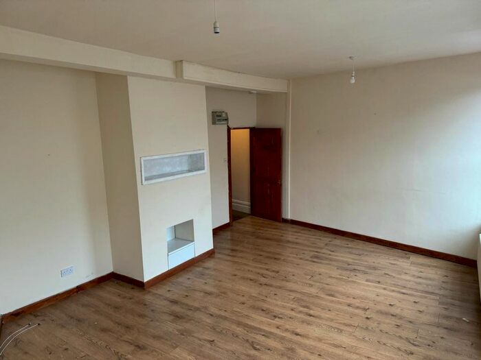 4 Bedroom Flat To Rent In Windsor Road, Neath, SA11