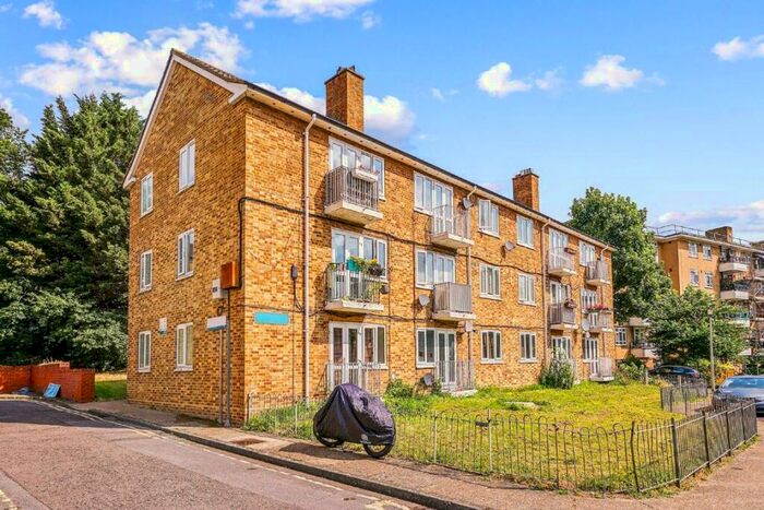 Flat To Rent In Monclar Road, Camberwell, SE5