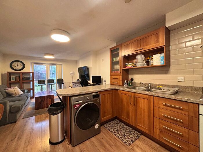 3 Bedroom Town House To Rent In Manorhouse Close, Walsall, WS1