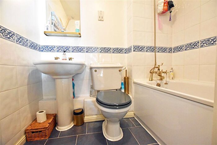 1 Bedroom Flat To Rent In Malting Way, Isleworth, TW7