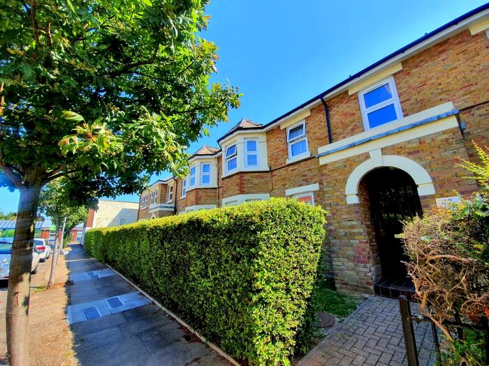 2 Bedroom Flat To Rent In Parkland Court, Stratford, E15
