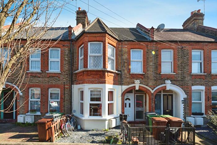 3 Bedroom Flat To Rent In Fleeming Road, Walthamstow, London, E17