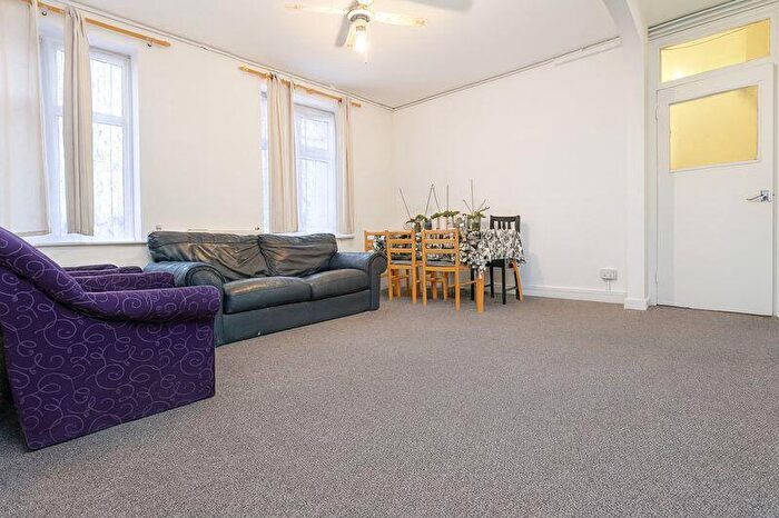 3 Bedroom Flat To Rent In Bedroom Flat In Edgware, HA8